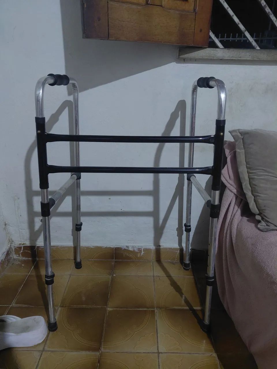 Andador para adulto, semi novo.