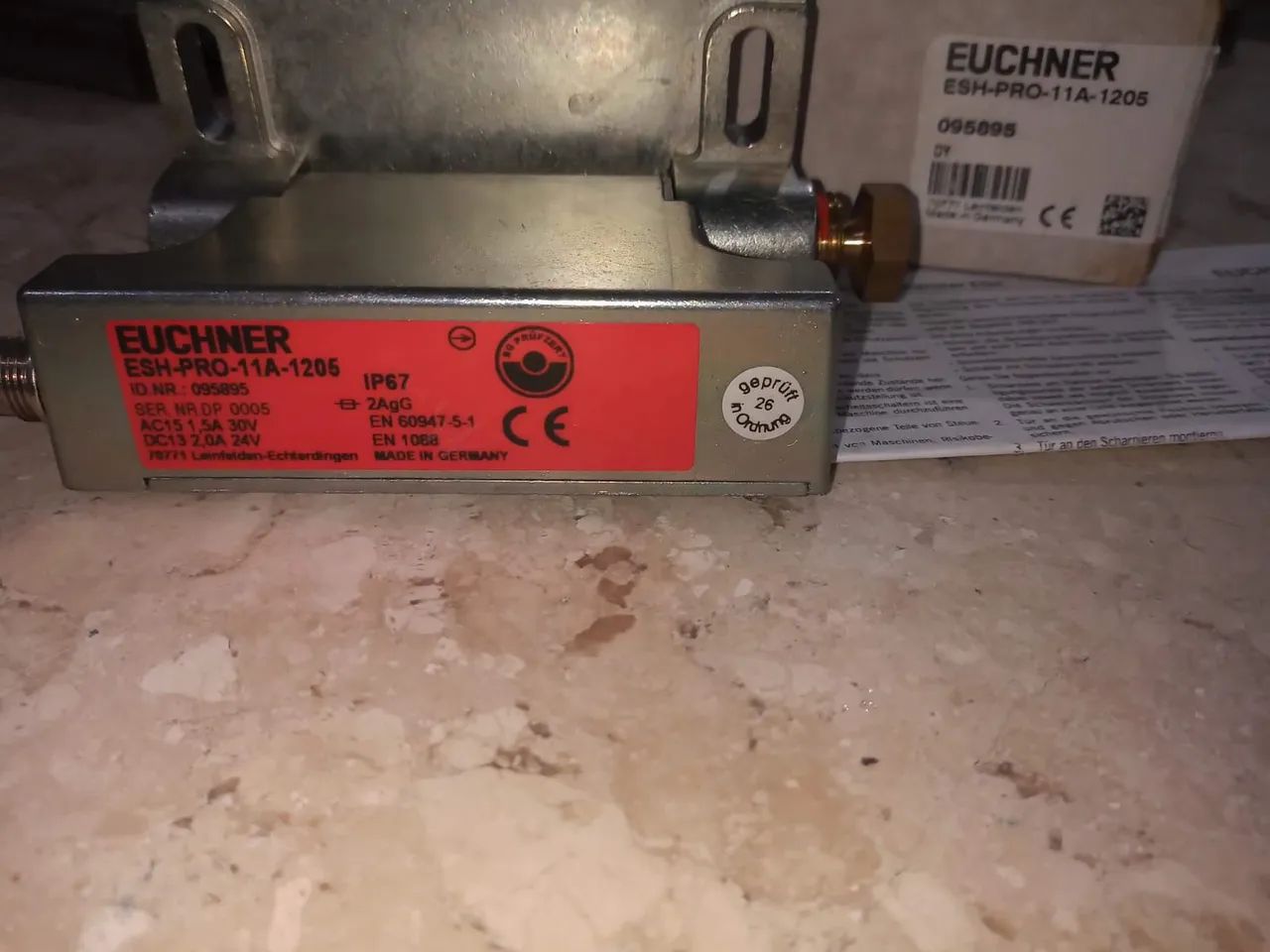 sensor de segurança da marca Euchner, modelo ESH-PRO-11A-1205.