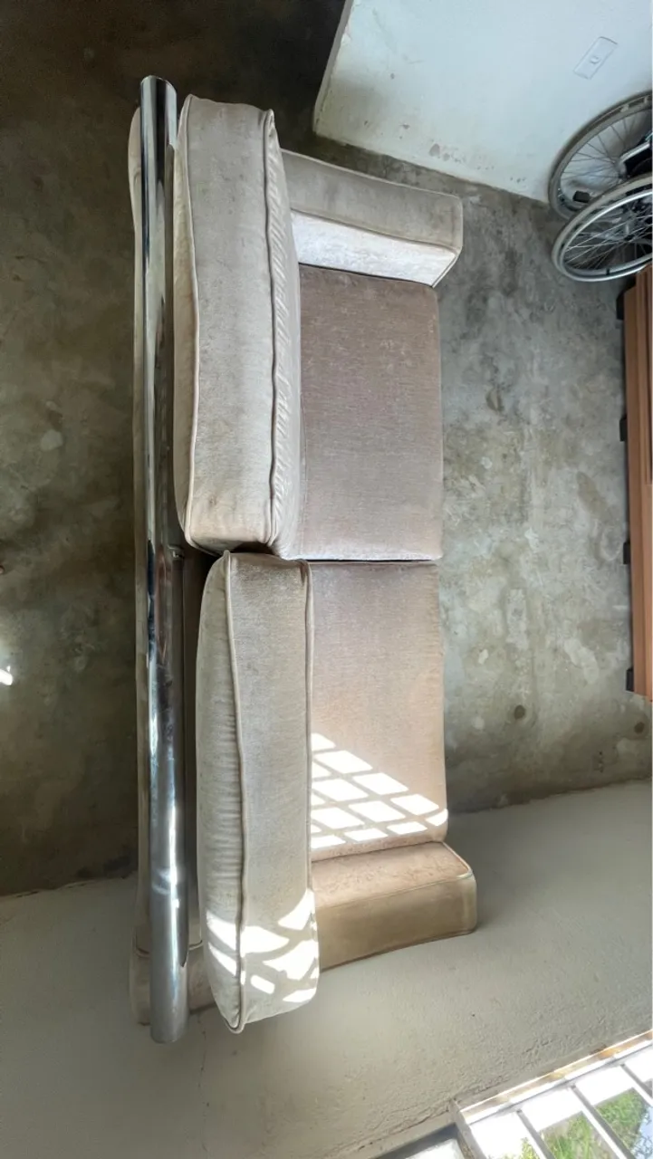 Sofá com design moderno e estrutura em aço