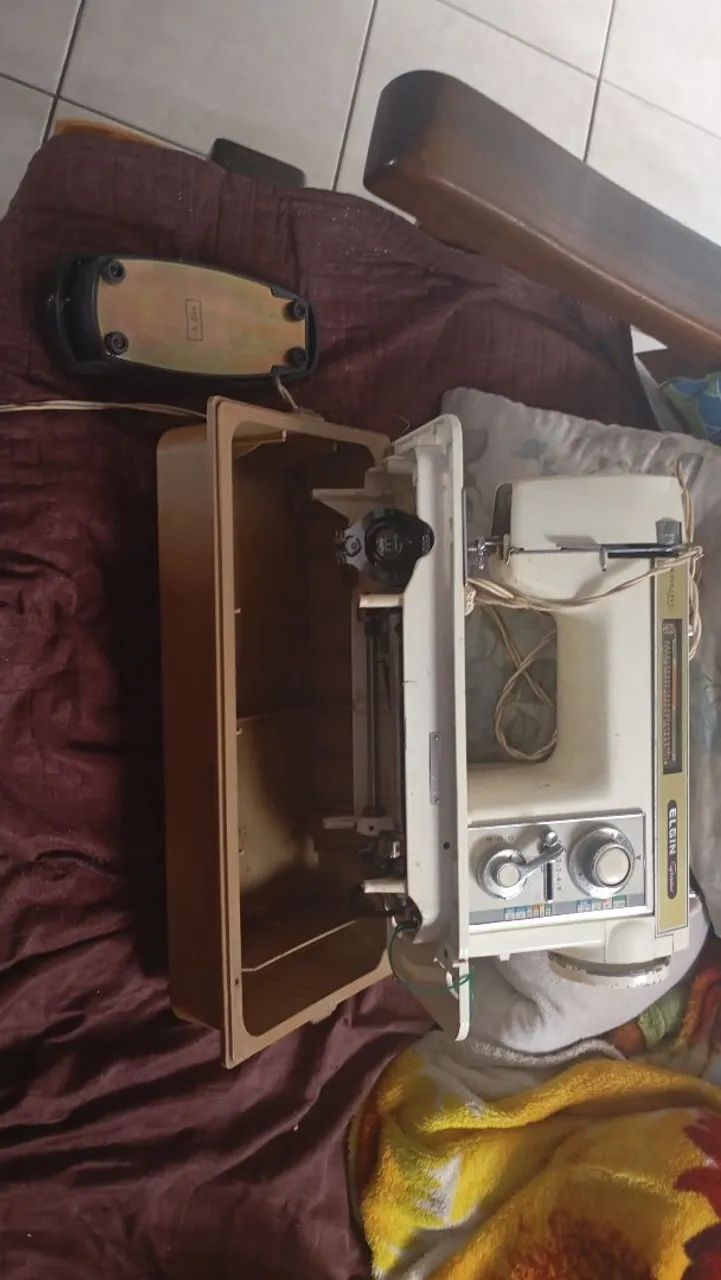 Máquina de costura Elgin Genius 