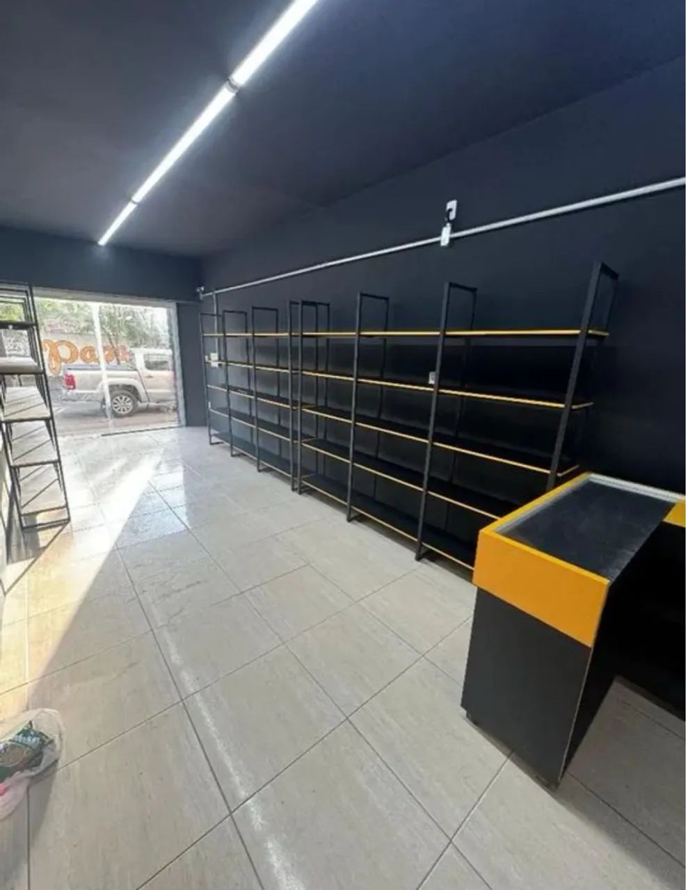 Prateleiras e Balcão para Loja - Excelente Estado