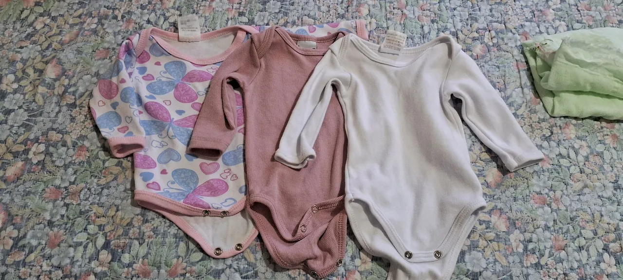 3 bodies de bebê