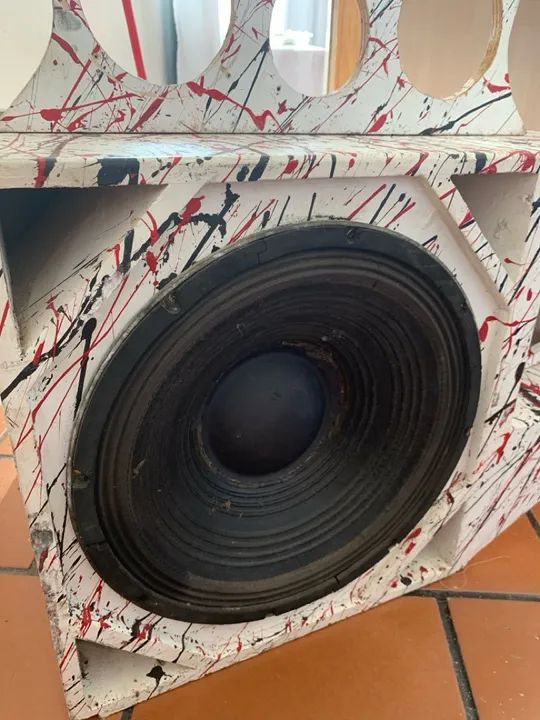 Caixa de som com alto falante 