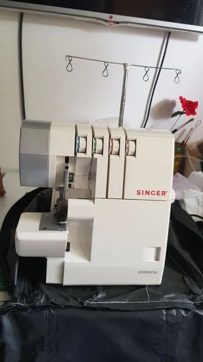 Máquina Overlock Singer - Foto 2