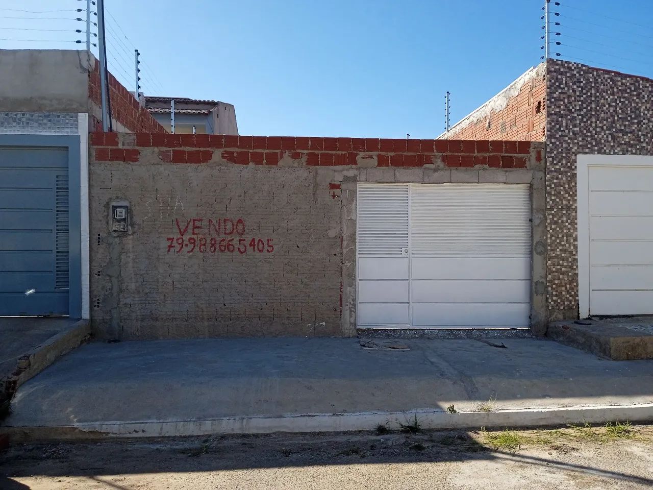 Terreno com construção no fundo 