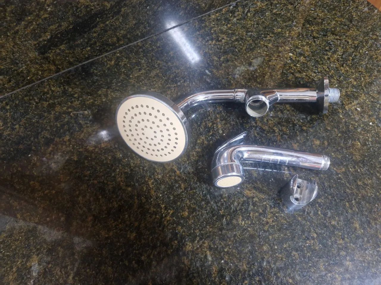 Chuveiro com ducha Docol 