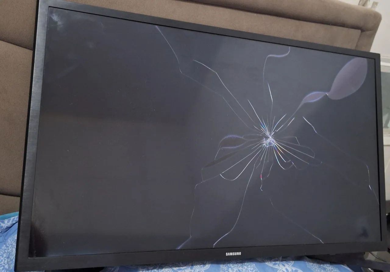 TV Samsung 32 polegadas com tela quebrada para conserto ou retirada de peças.
