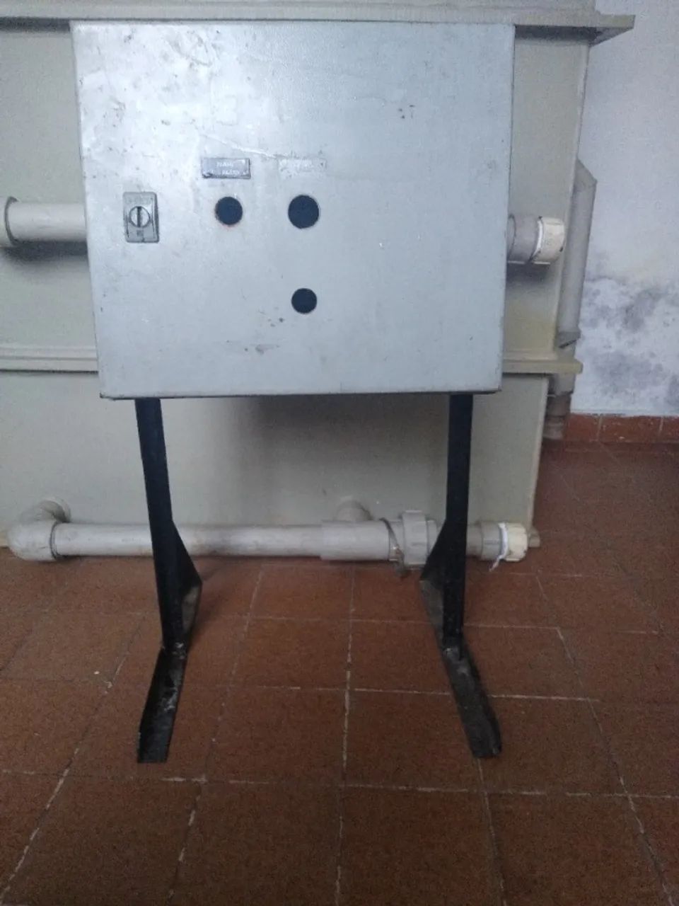 Caixa quadro de comandos elétricos painel com alguns componentes - Foto 2