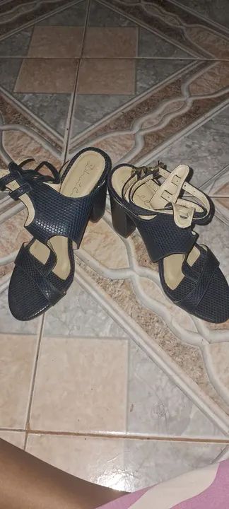 Sandálias de salto alto azul marinho - Foto 2