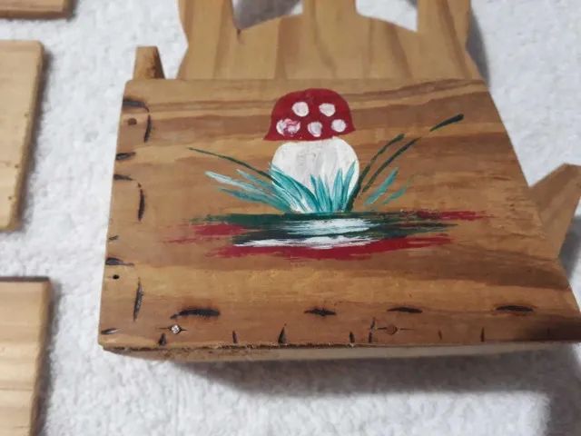 Antigo Porta copos, Xícaras e ou Canecas Feito de Madeira Artesanato com 7 Peças dos Anos  - Foto 6