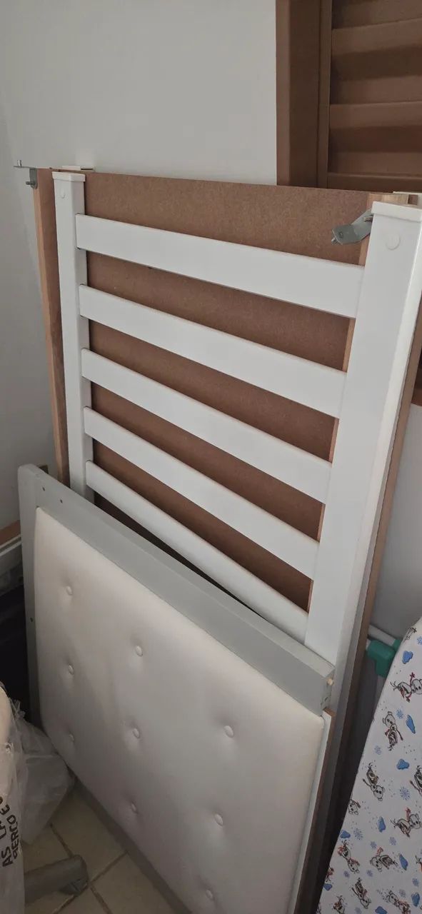 Berço Infantil Rertrô com Capitonê - Branco Brilho com Cinza - Foto 5