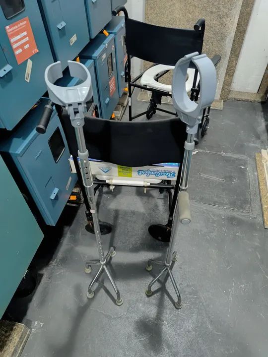 Vendo duas cadeiras higiênica e um par de muletas  - Foto 6