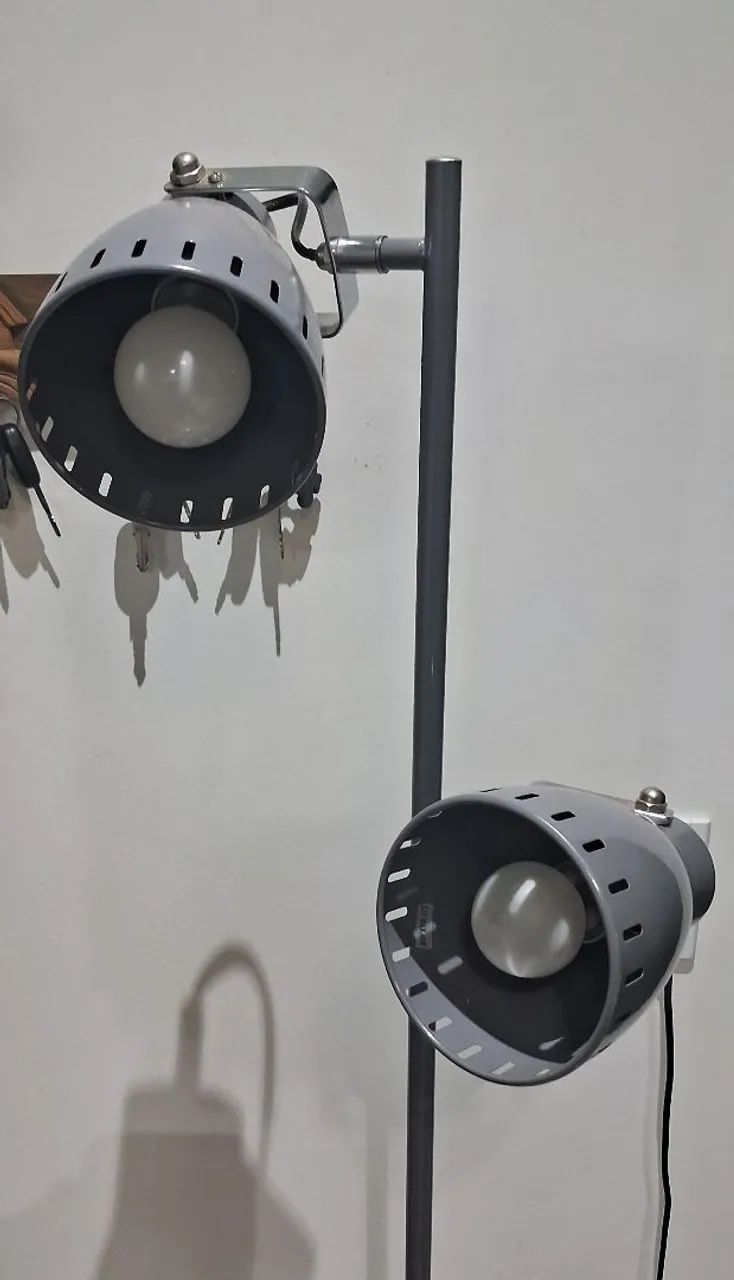 Luminária de chão com duas lâmpadas direcionáveis  - Foto 3