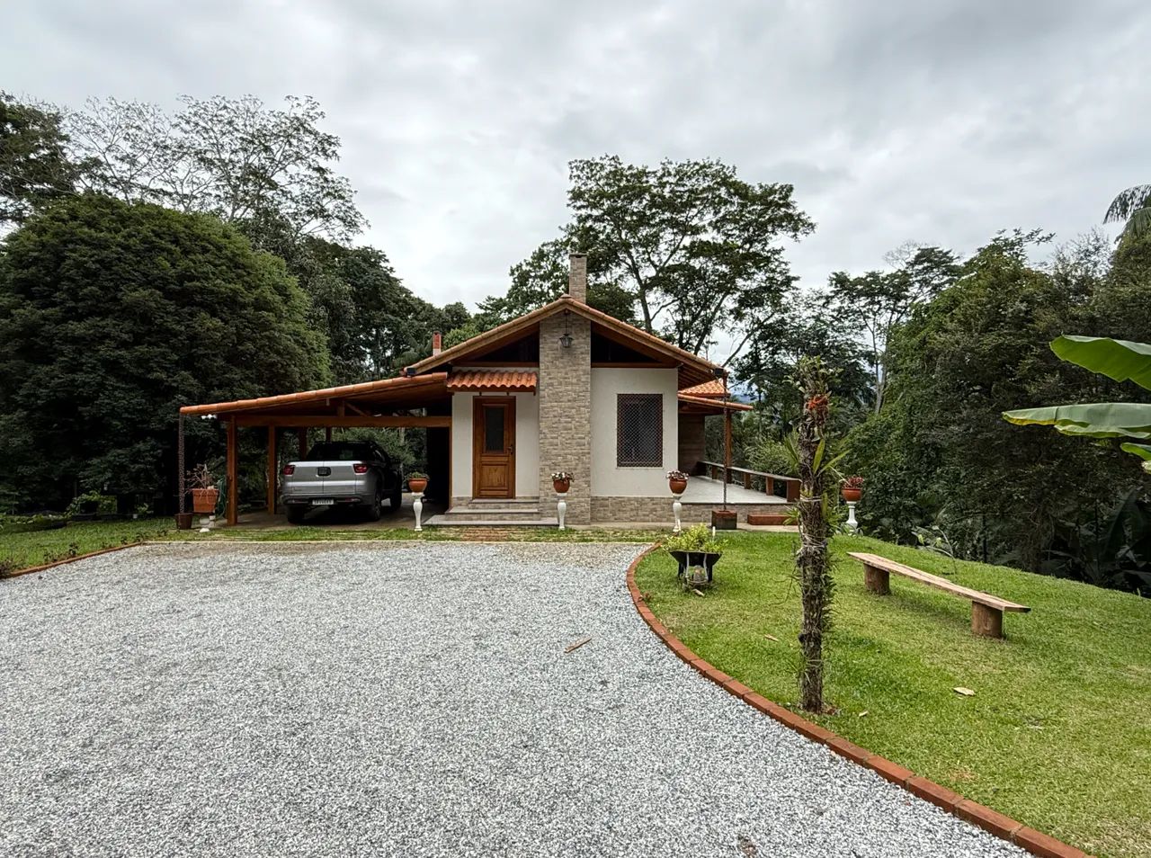 Chácara com 30 mil m², e casa nova com anexo, à venda em Amparo, Nova Friburgo - RJ