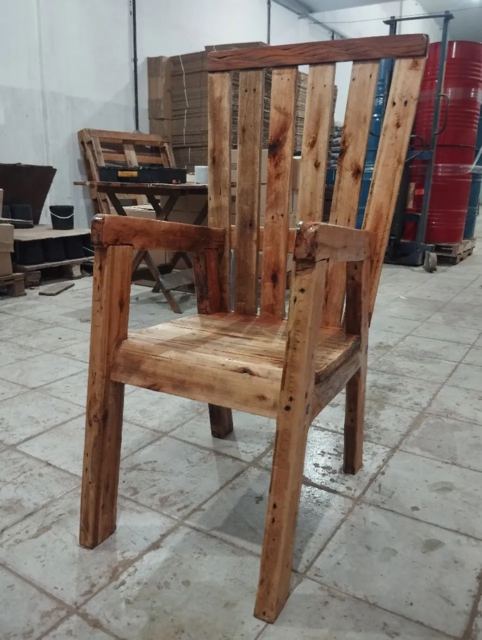 Cadeira de madeira rústica artesanal
