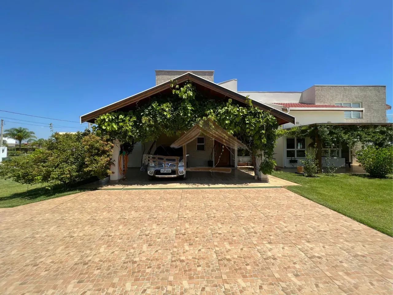 Casa de condomínio térrea para venda, possui 1.300m² e 3 quartos.