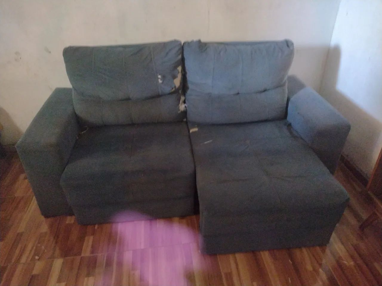 Vendo Sofar retrátil, Único defeito e so na Almofada fora isso esta perfeito estado - Foto 3