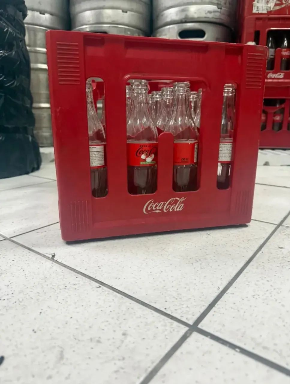 Engradado coca ks com garrafas 
