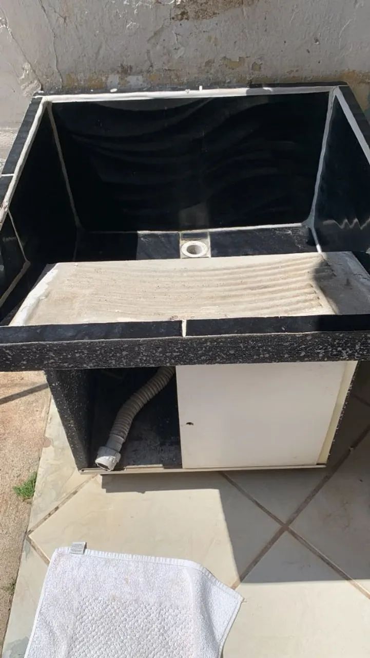 Tanque com gabinete embutido para lavanderia