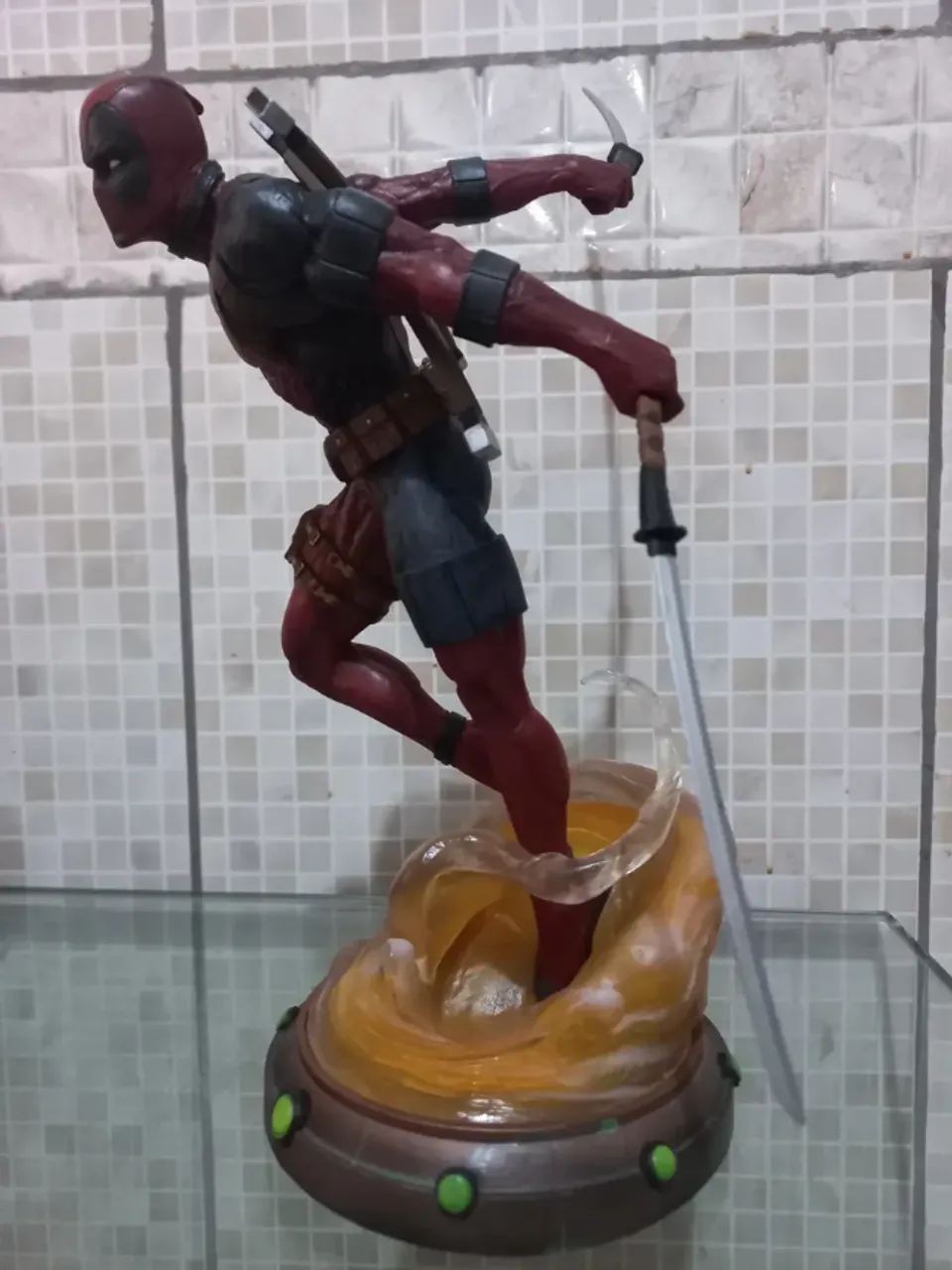 Deadpool Escala 1/6 Gallery - Diamond Select Toys - Hobbies e