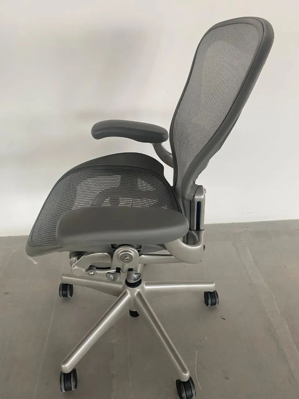 Cadeira Herman Miller AERON Clássica Tam.C cor TITANIUM  - Foto 2