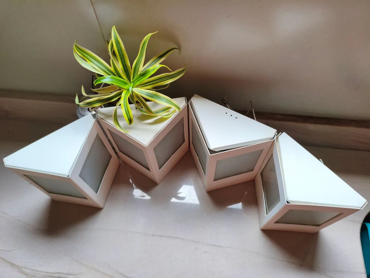 Kit 4 ARANDELAS triangulares brancas com vidros jateados - Foto 4