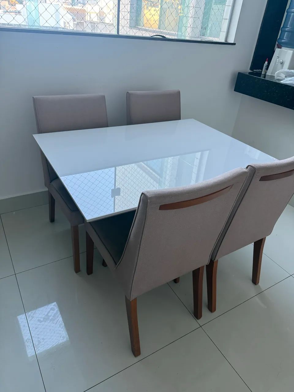 Vendo mesa de jantar 4 cadeiras perfeita! - Foto 3