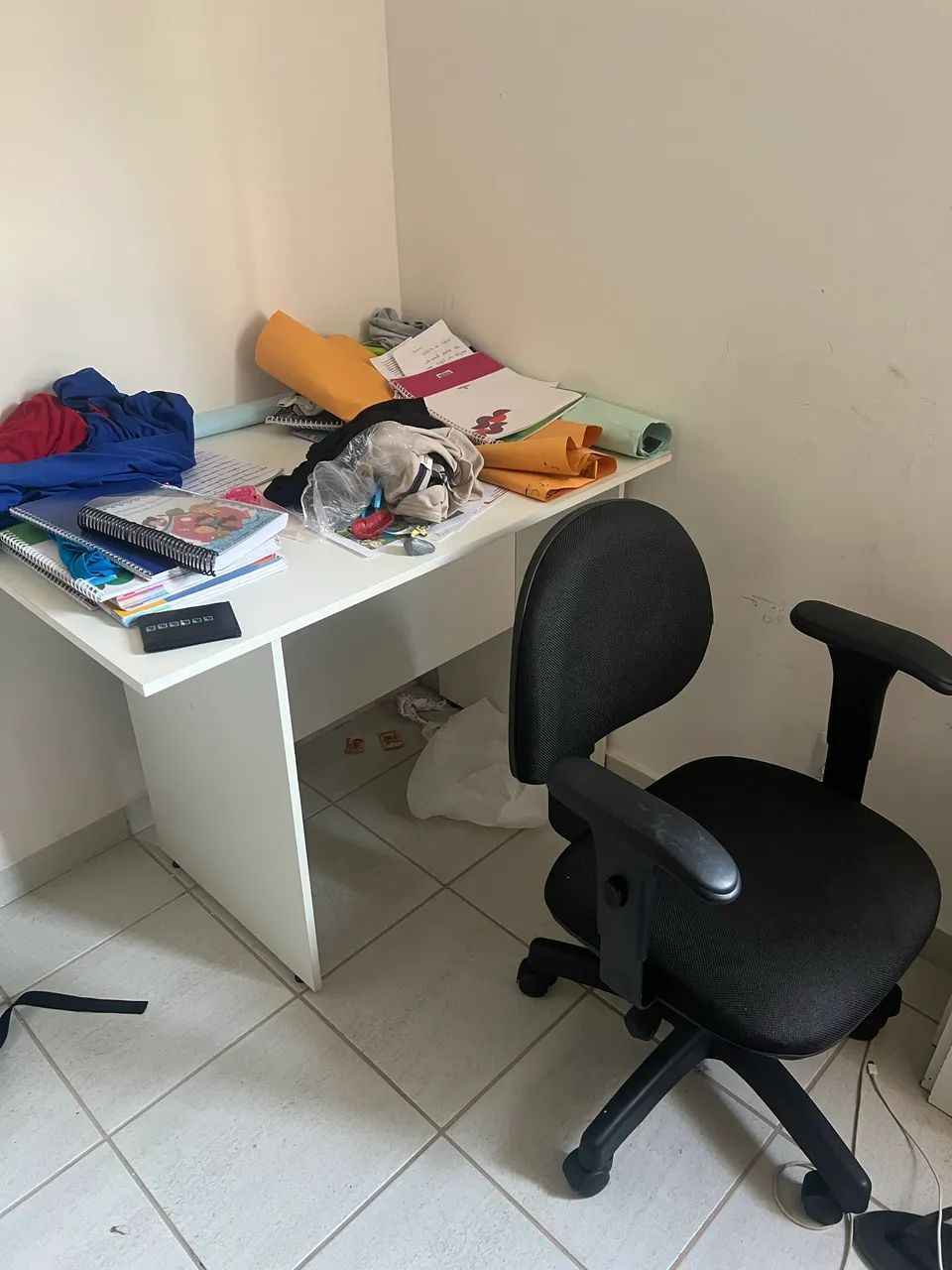 Escrivaninha de MDF branco com cadeira de escritório 