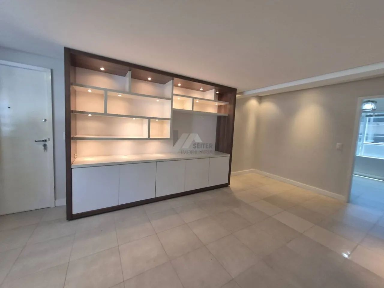 Apartamento semimobiliado 2 suites no centro para Locação 2 vagas - Foto 5