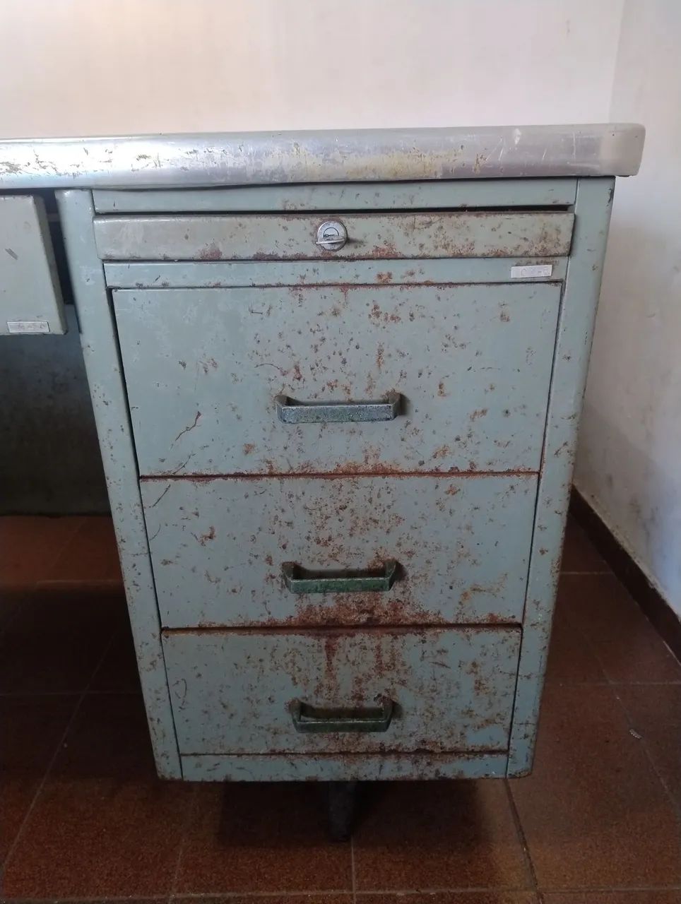 Escrivaninha industrial de aço antiga  - Foto 2