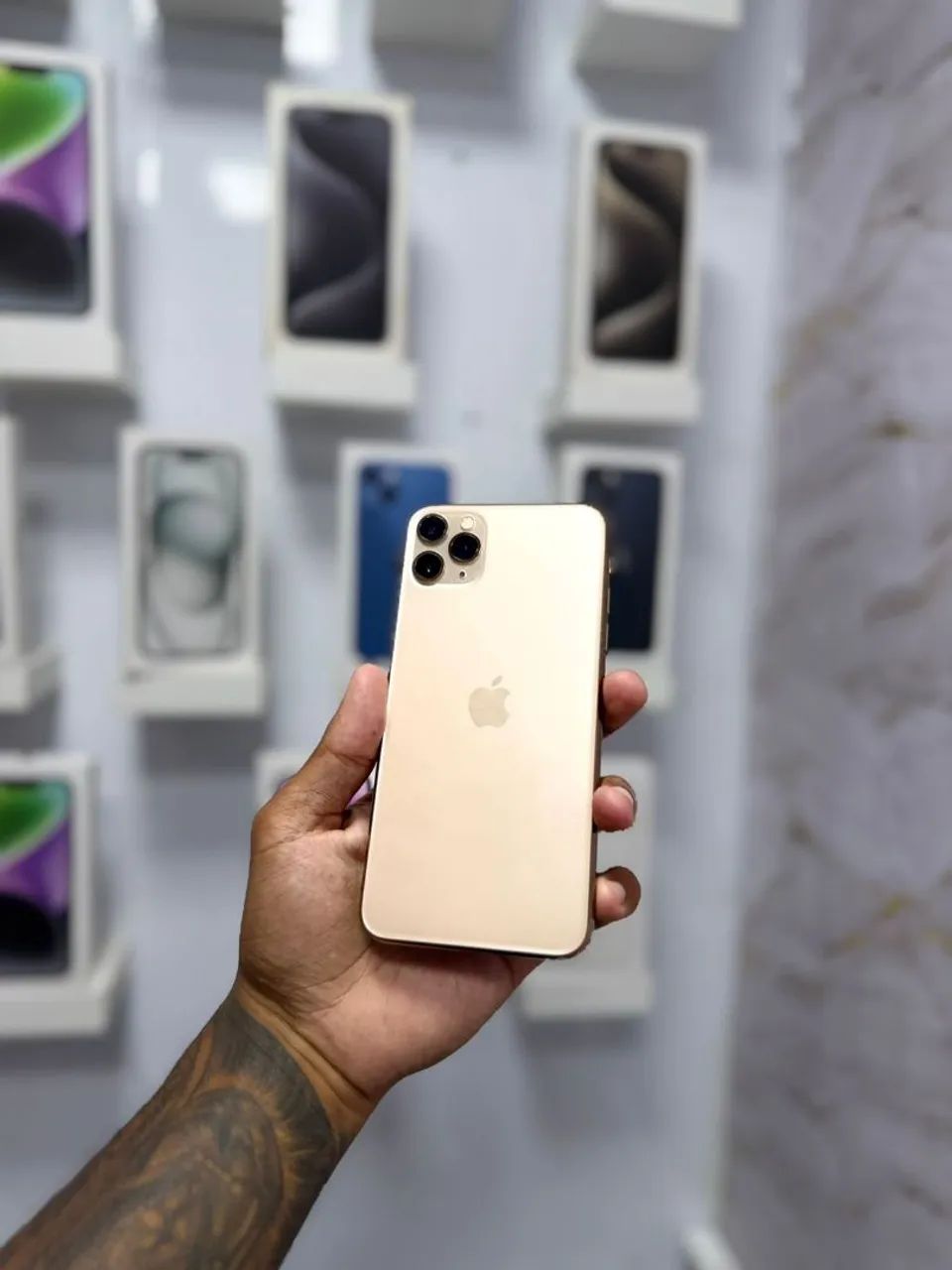 IPHONE 11 PRO MAX 64GB GOLD<br>R$ 1.650,00 - Celulares e