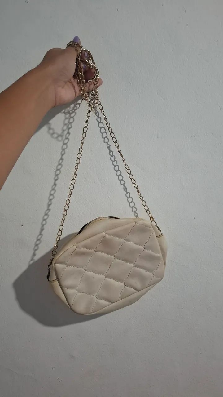 Bolsa branca com alça dourada