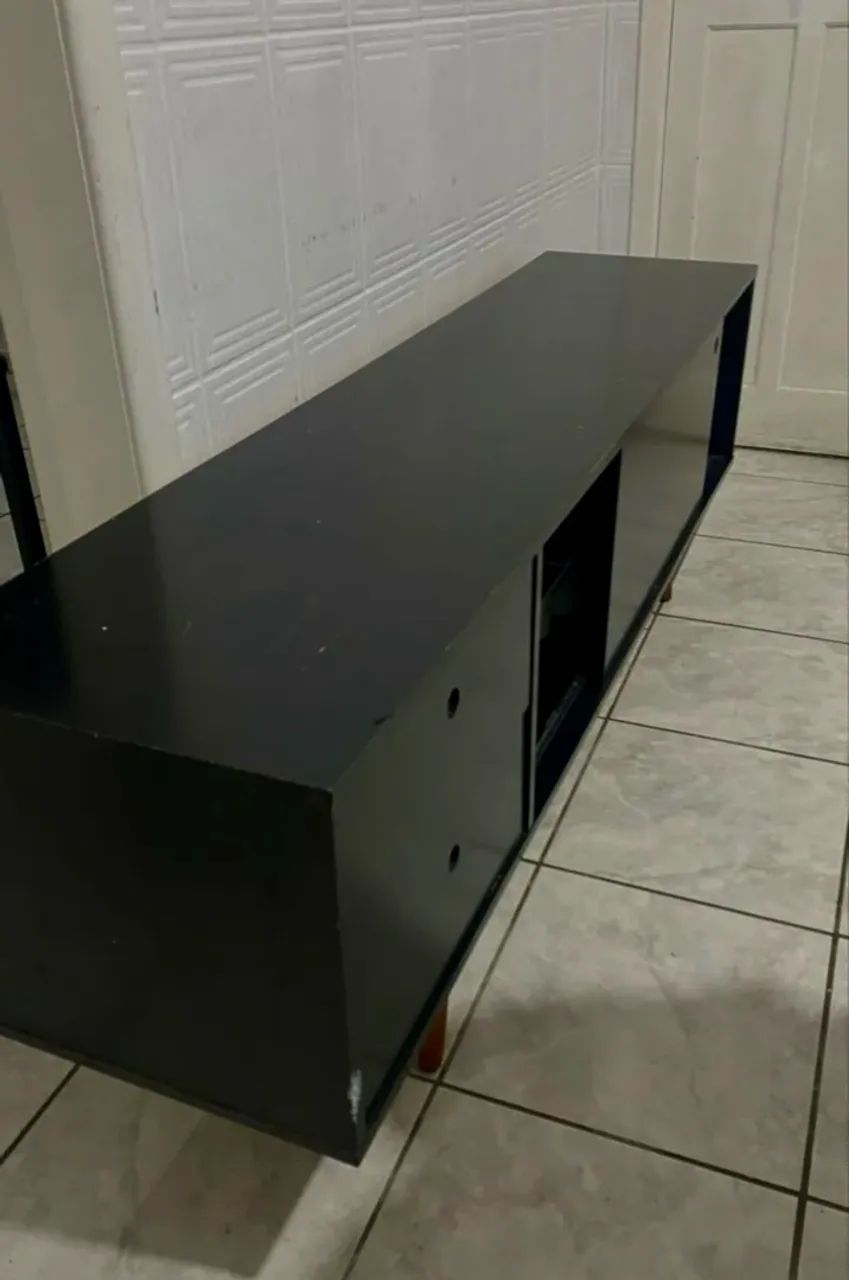 RACK PRETO COM PÉS DE MADEIRA | MODERNO E FUNCIONAL