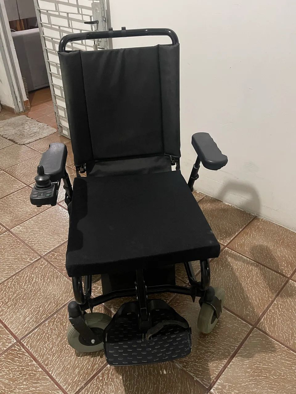 CADEIRA DE RODAS MOTORIZADA - (Parou de funcionar) - Foto 3