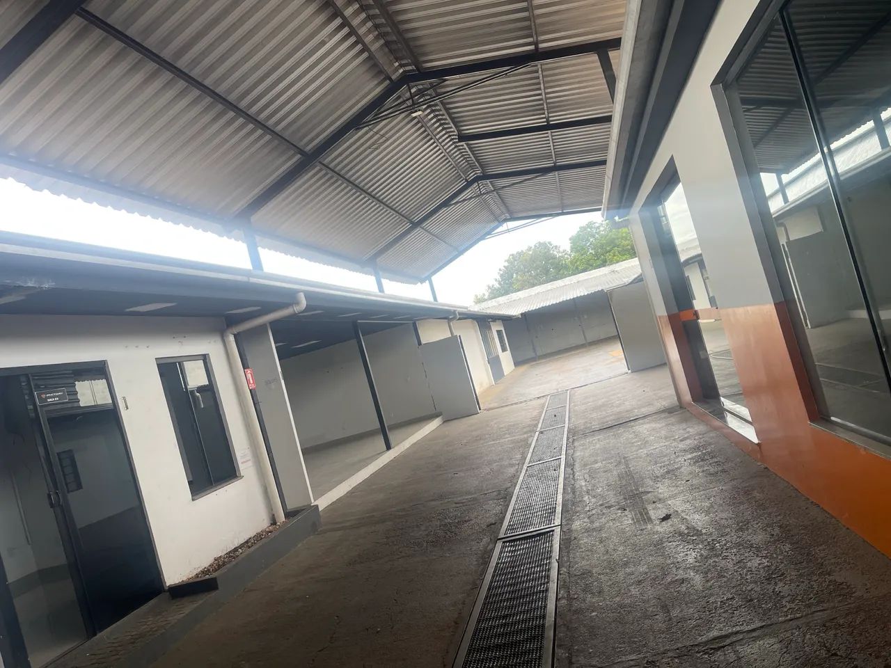 ALUGO GALPÃO COMERCIAL/INDUSTRIAL RUA PARALELA COM A JK - Foto 3
