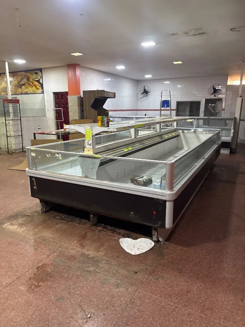 Gôndolas ilhas e check-outs e bancas de verdura 