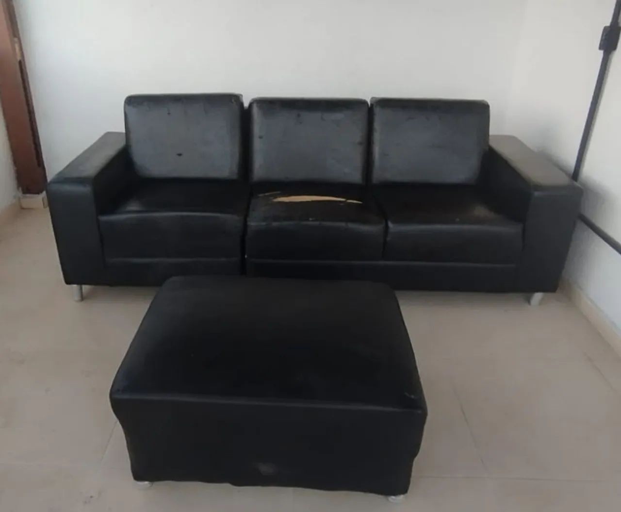 Sofá 3 lugares com puff 