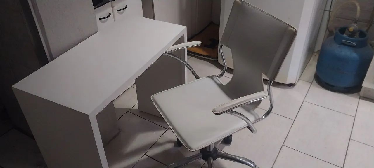 Cadeira e mesa ideal pra manicure