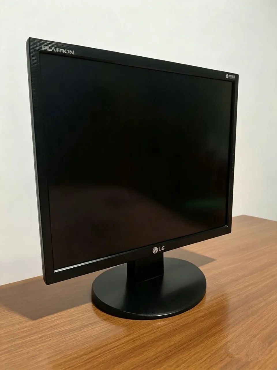 Monitor LG Flatron 19 Polegadas - Perfeito para Trabalho e Estudo!