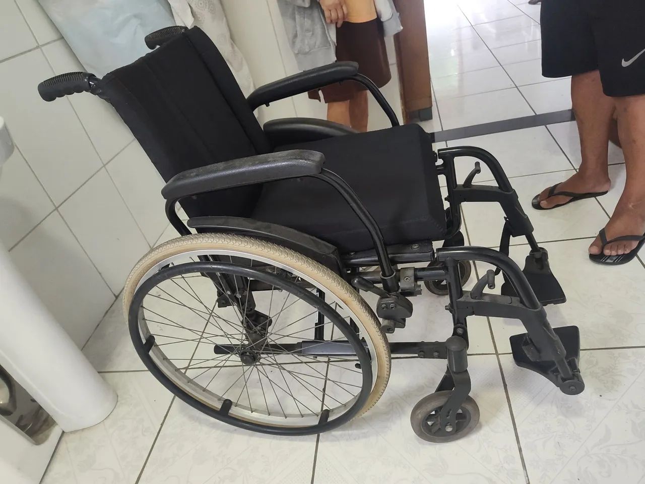 Cadeira de rodas ortobras de alumínio semi nova - Foto 2