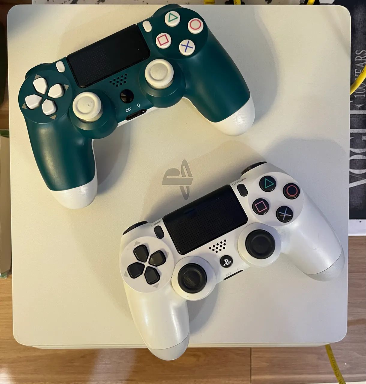 Playstation 4 com 2 controles - Foto 2