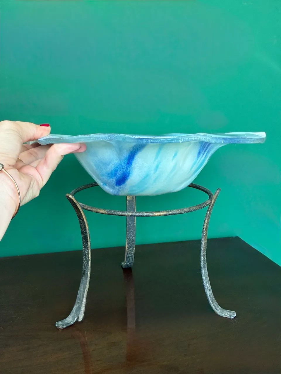 Centro de mesa com vidro pintado em tons de azul e branco + base de ferro - Foto 6