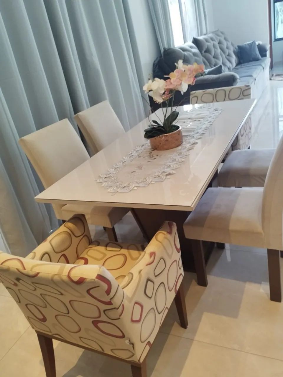MESA DE JANTAR 2 POLTRONAS E 4 CADEIRAS . EM OTIMO ESTADO