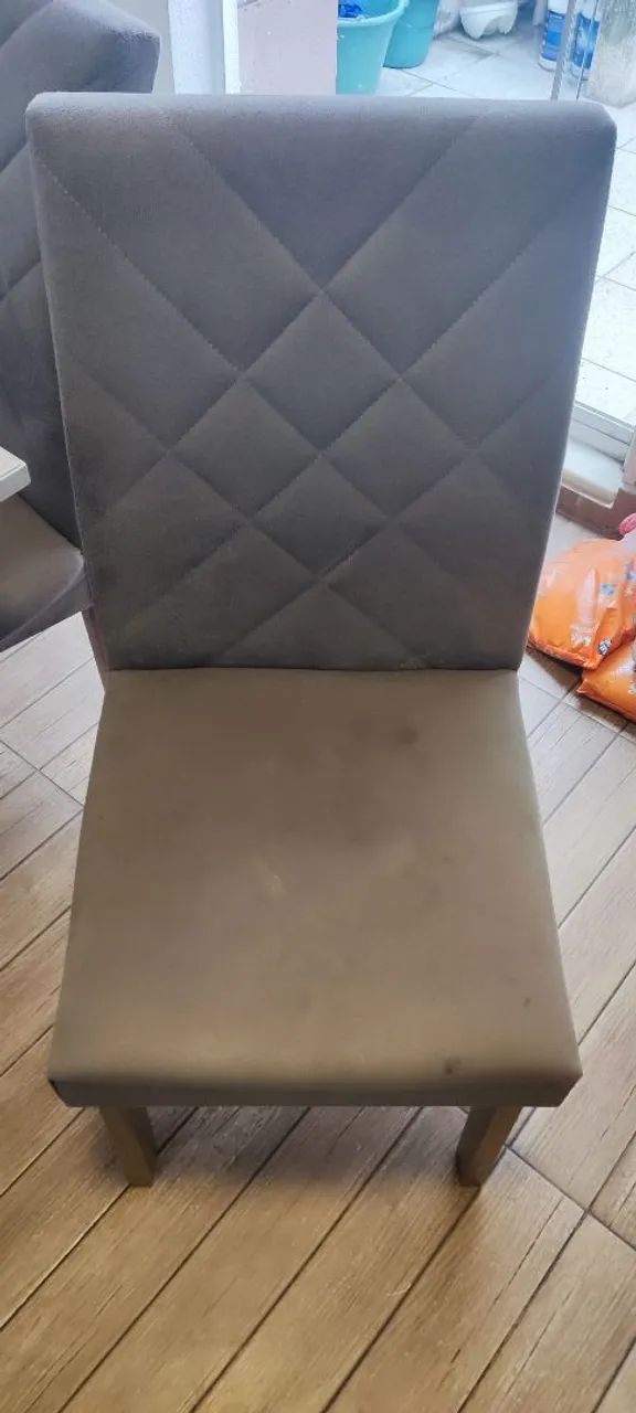 Mesa com Cobertura de Vidro e Quatro Cadeiras Estofadas  - Foto 3