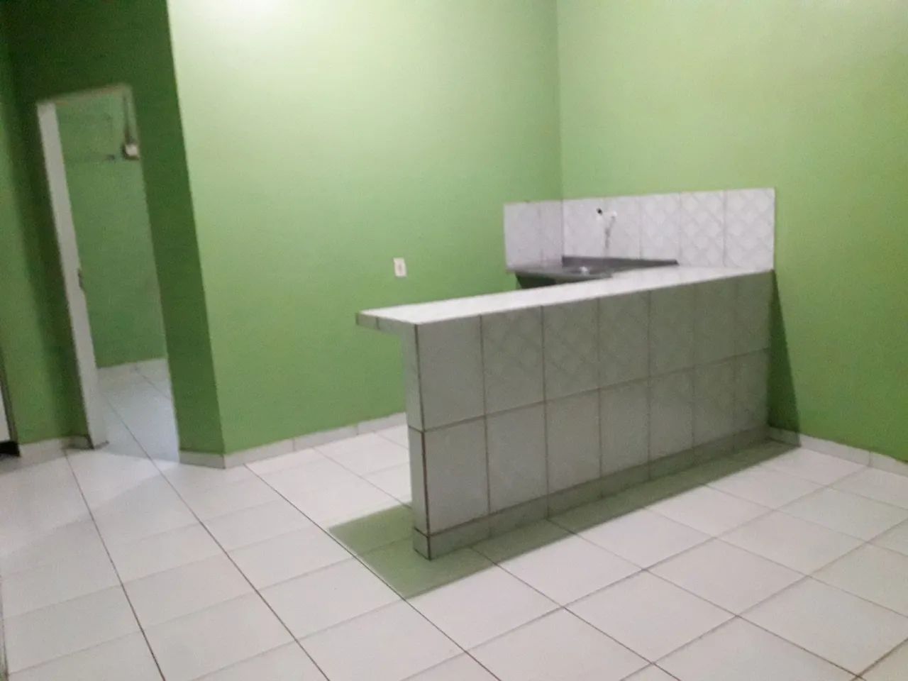 Alugo kitnet 900,00 reais.