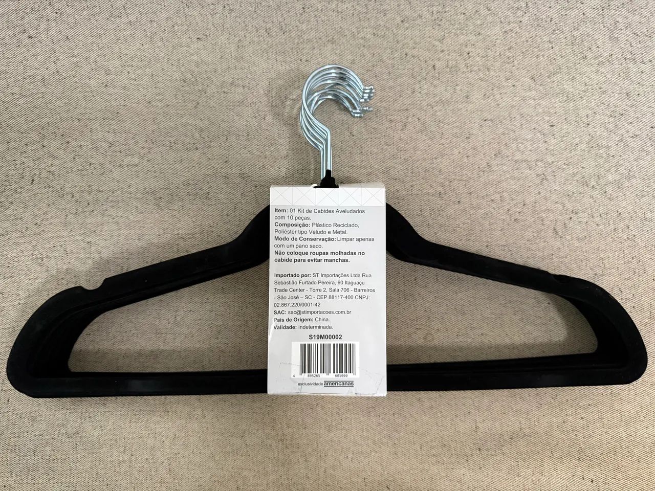 Kit de 10 cabides aveludados pretos - Foto 2