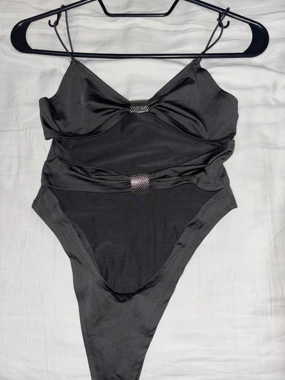 body com recortes 
