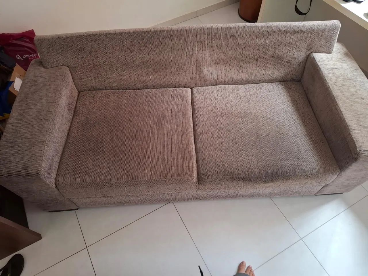 Sofá simples de cor neutra, perfeito para qualquer ambiente  - Foto 3