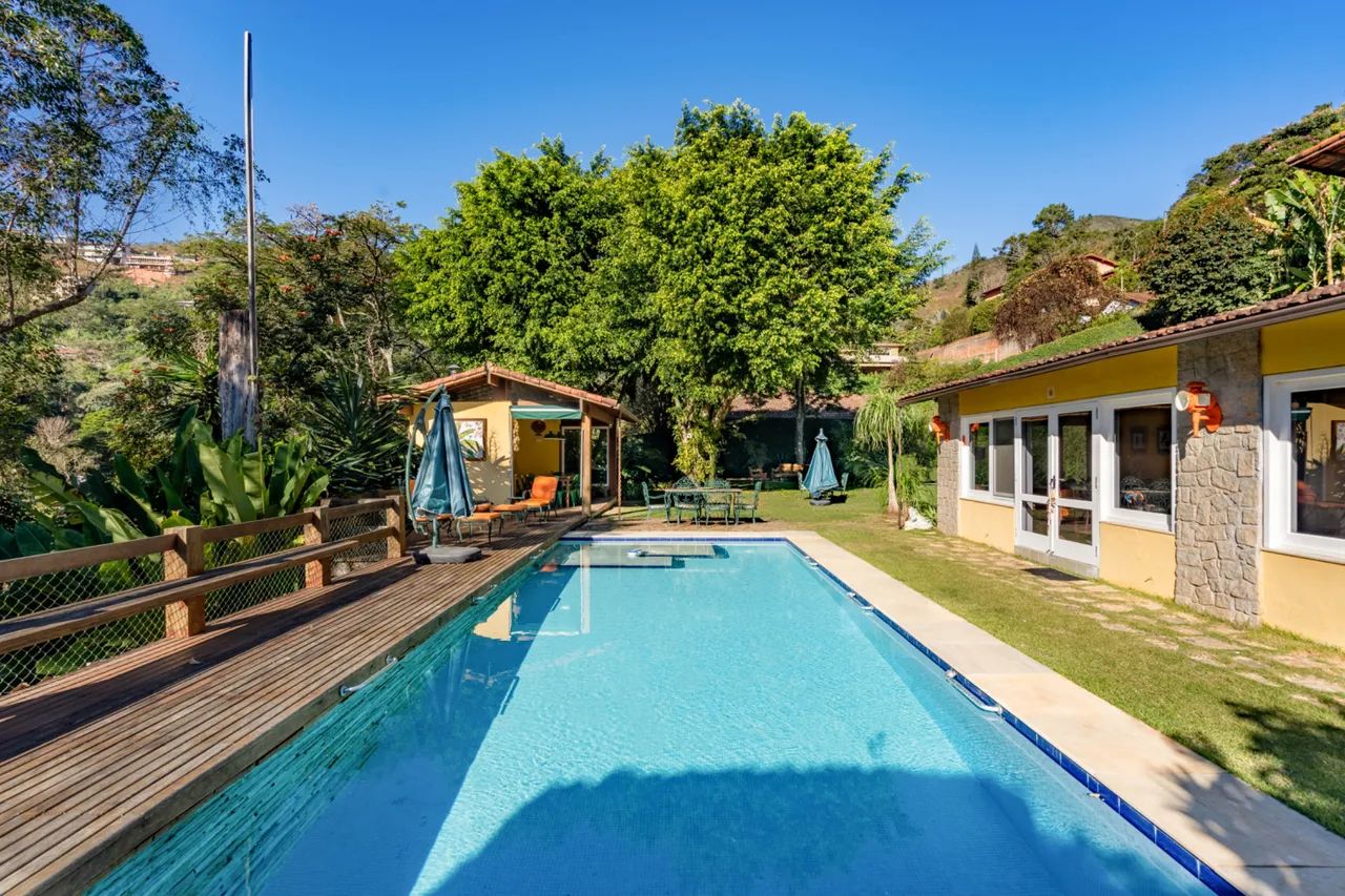 Casa com 4 quartos em Nogueira, Petrópolis.