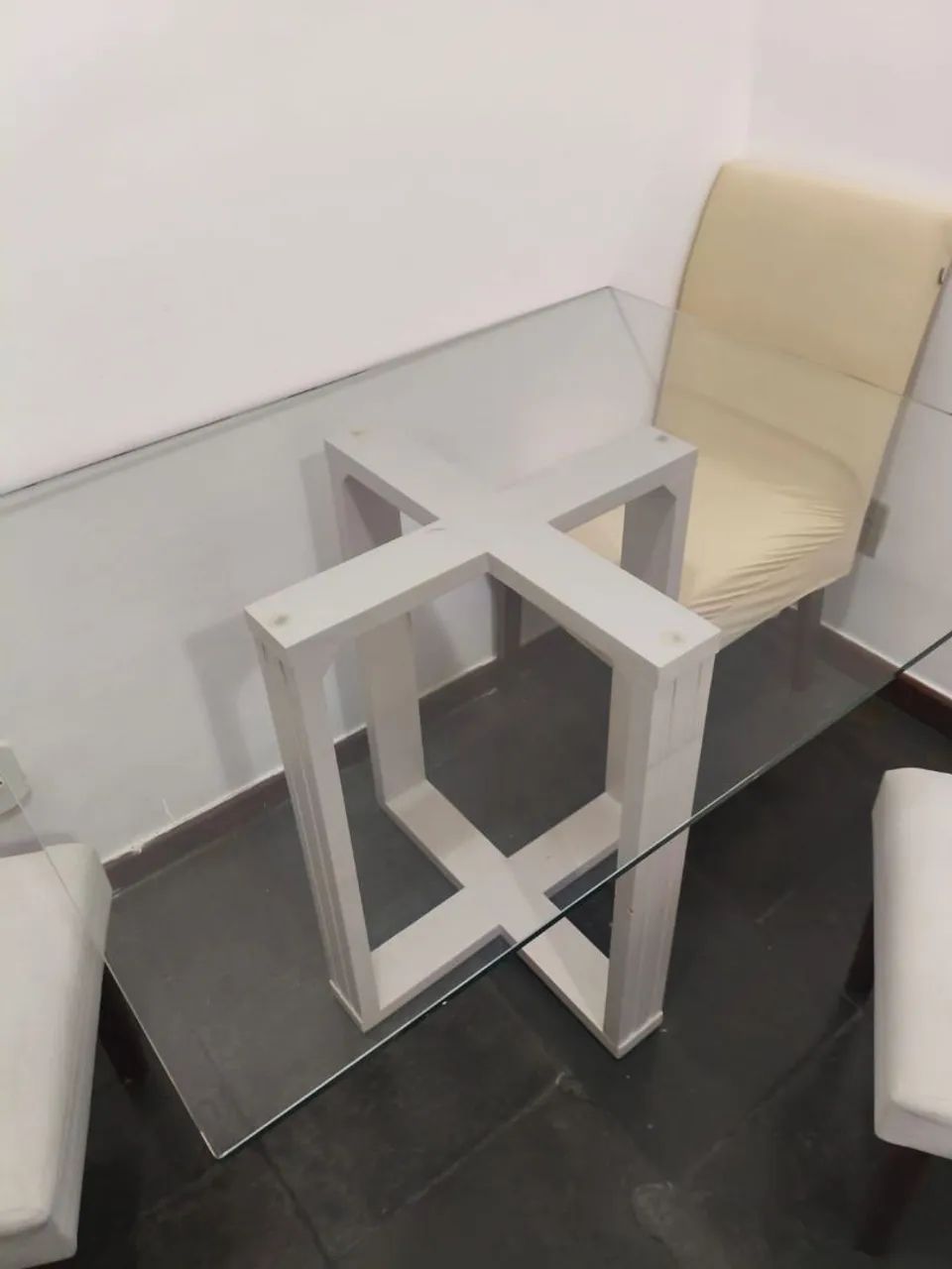Mesa de vidro com quatro cadeiras 